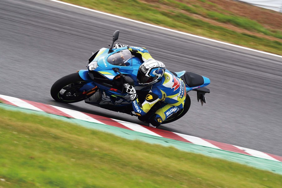 2019 Suzuki GSX R 1000 action 02