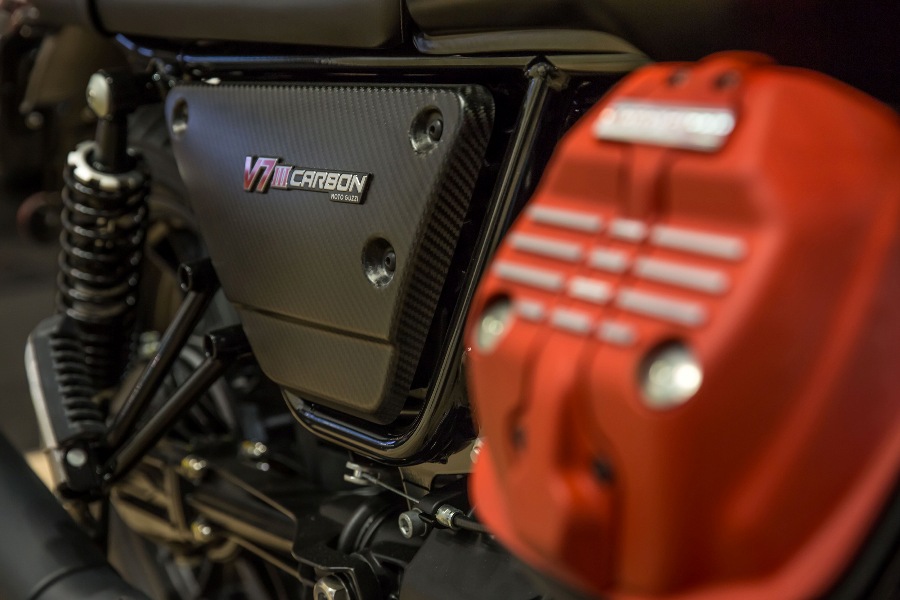 04 Moto Guzzi V7 III Carbon