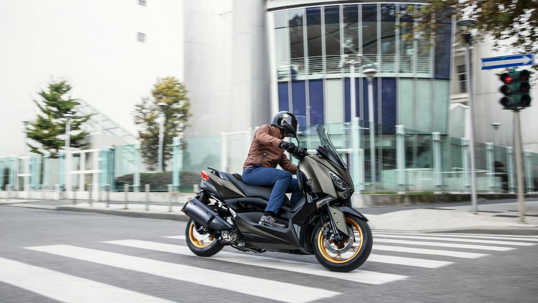 2020 Yamaha XMAX300ASP EU Tech Kamo Action 002 03