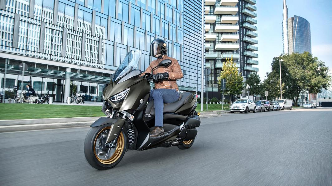 2020 Yamaha XMAX300ASP EU Tech Kamo Action 004 03