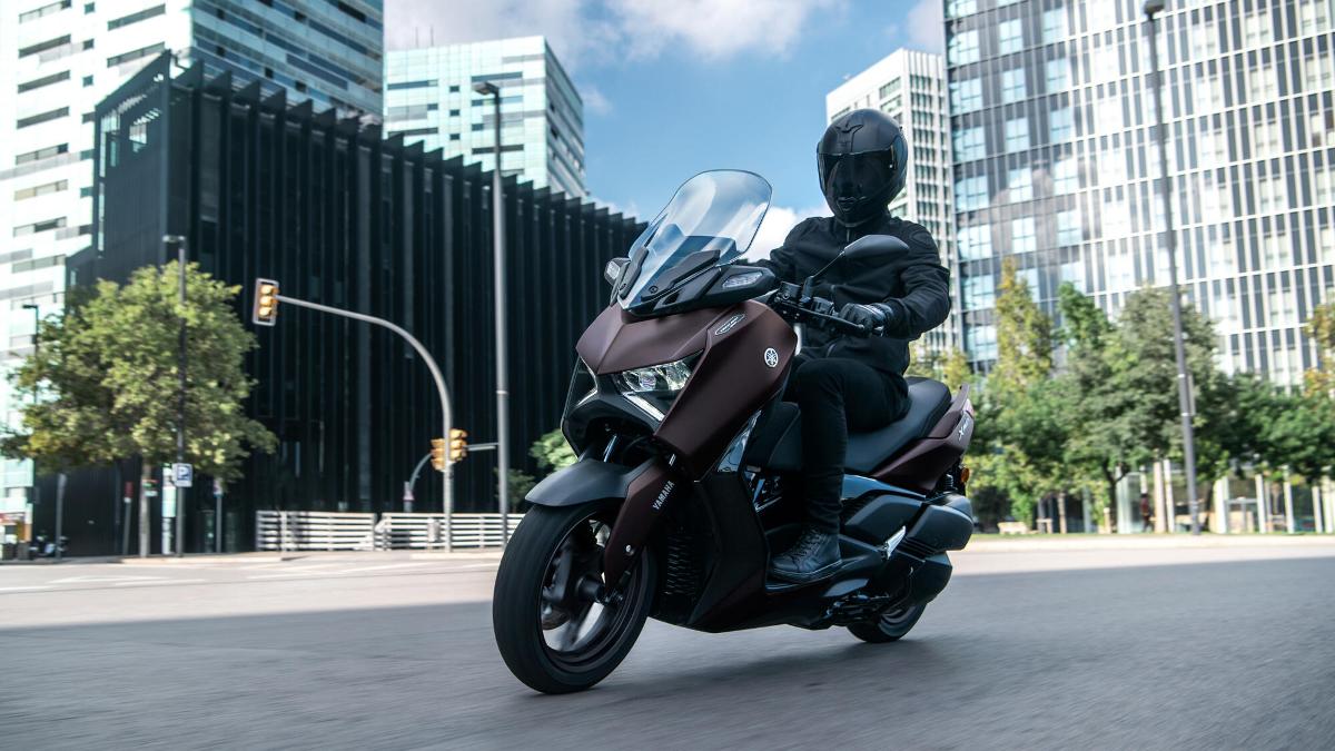 2024 Yamaha XMAX300ASP EU Dark Magma Action 007 03