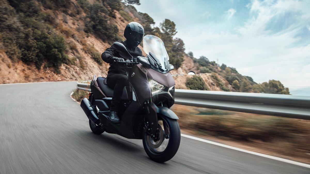 2024 Yamaha XMAX300ASP EU Dark Magma Action 015 03