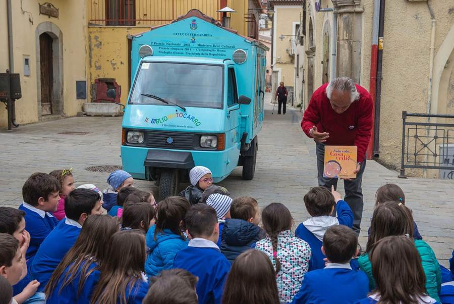 piaggio ape vivliothiki 2