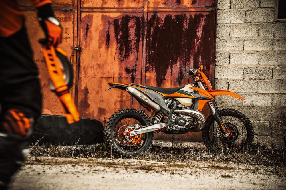 B ktm 300 exc tpi my21 action