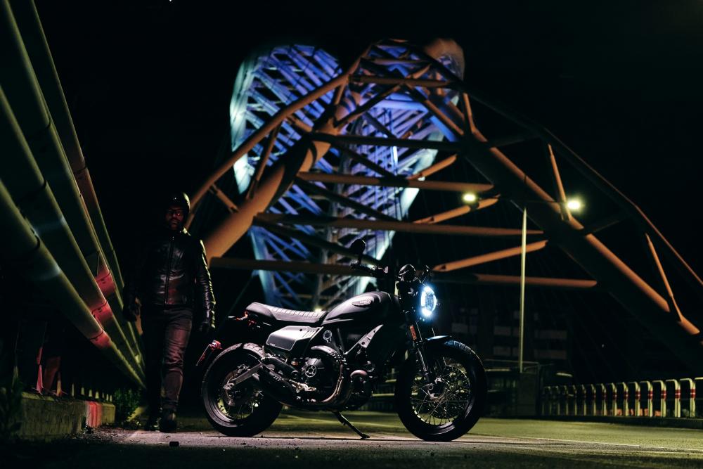 B my21 ducati scrambler nightshift ambience 1 uc209556 high