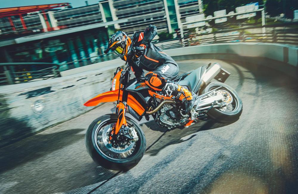 B ktm 690 smc r 2021 action3