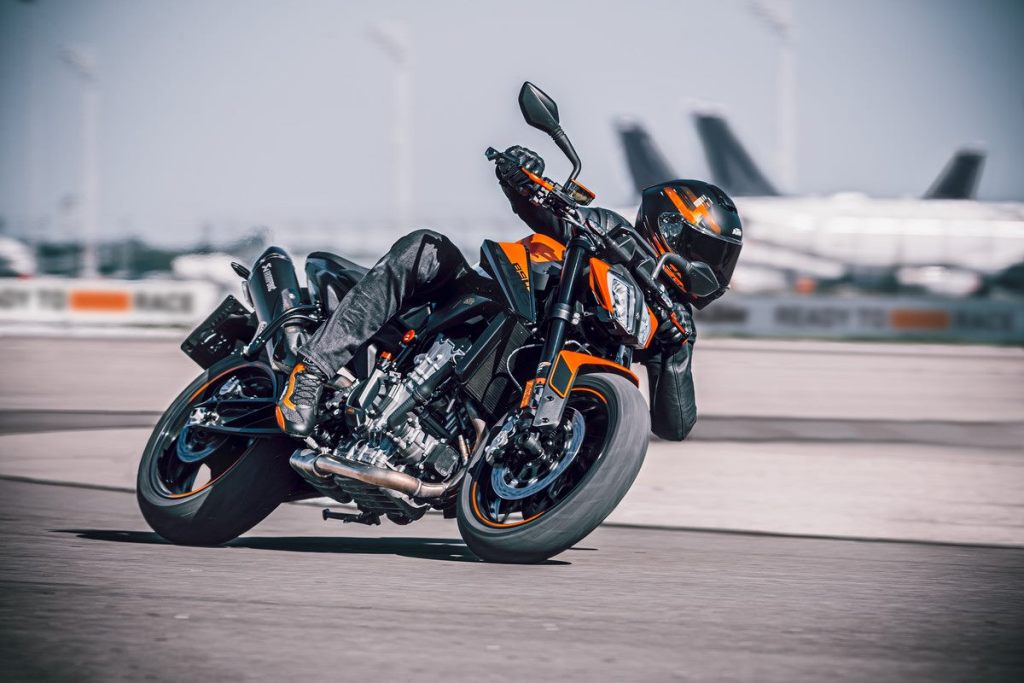 KTM 890 DUKE Action 4