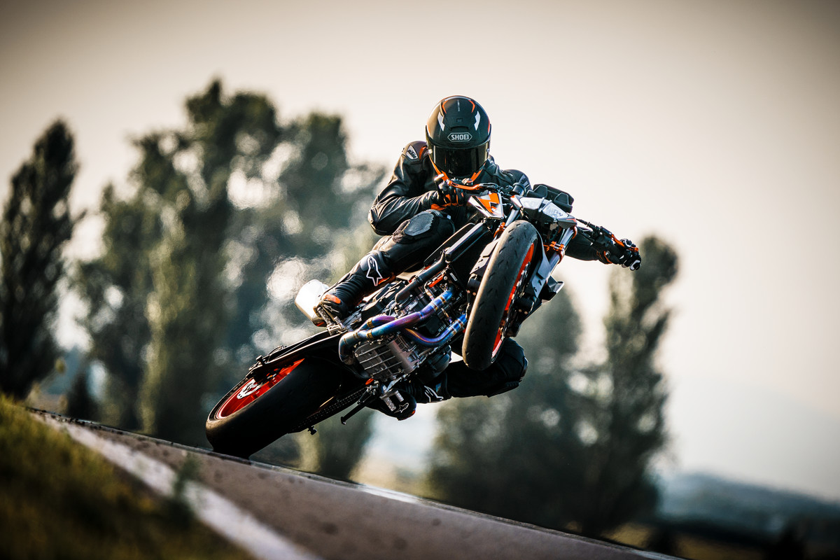 Launch KTM 890 DUKE R 9