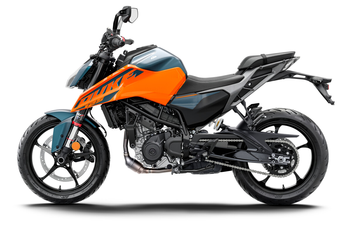 542121 MY24 KTM 125 Duke Studio 90 Left 04 STUDIO GLOBAL EUROPE