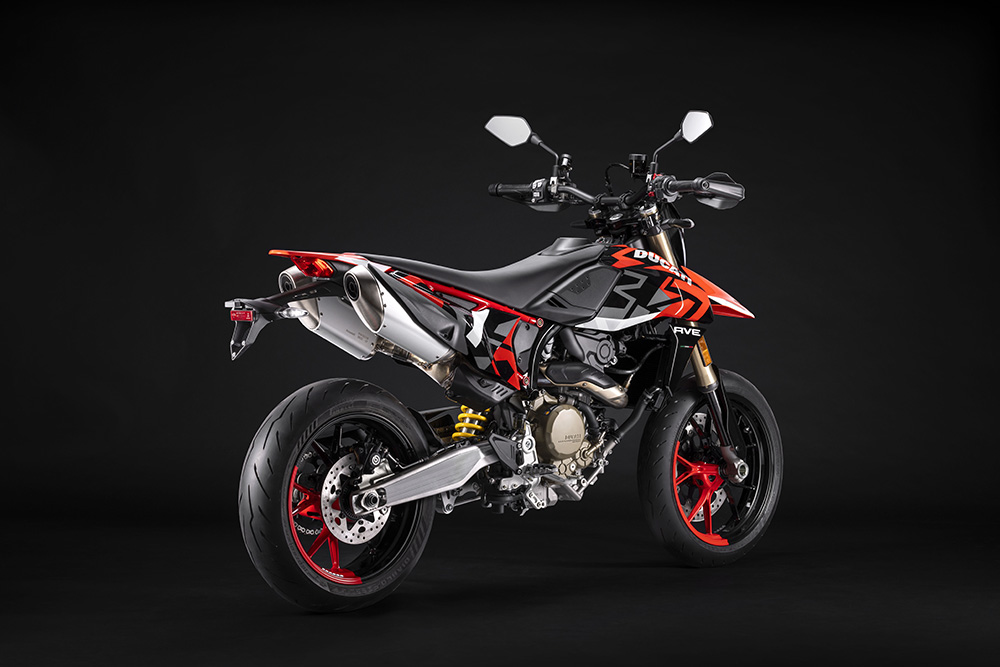 MY24 HYPERMOTARD 698 MONO 02 UC575816 Low