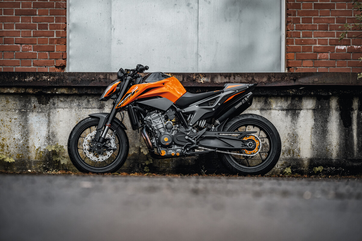 550957 MY24 KTM 790 DUKE Static CAT A 02 STATIC Static