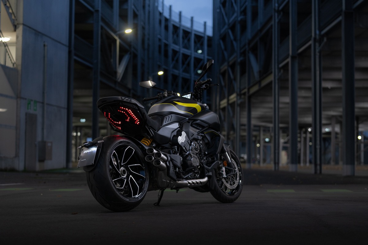 02 MY25 DIAVEL V4 BLACK ROADSTER LIVERY UC732600 Mid