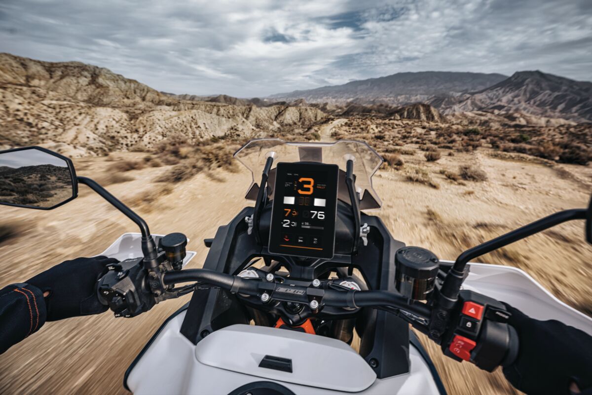 660907 MY25 KTM 1390 SUPER ADVENTURE R Action EUROPE GLOBAL 01 ACTION
