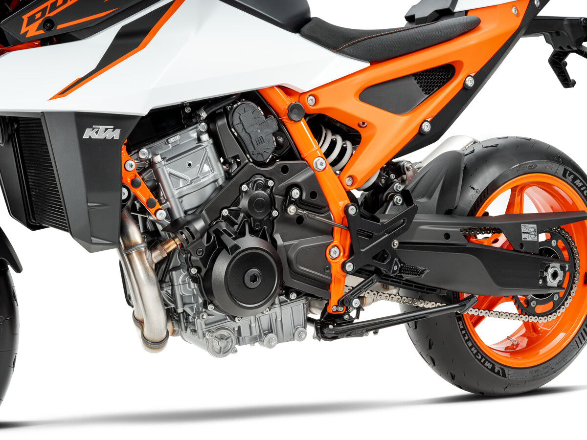 650247 MY25 KTM 990 DUKE R STUDIO EU SPEC Studio 03 STUDIO IMAGES STUDIO EU GLOBAL USA