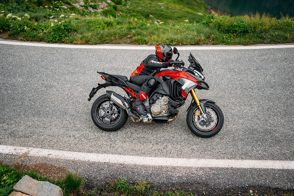 1 MY25 DUCATI MULTISTRADA V4 PIKES PEAK DYN ONLOCATION 59 UC692821 Low 4