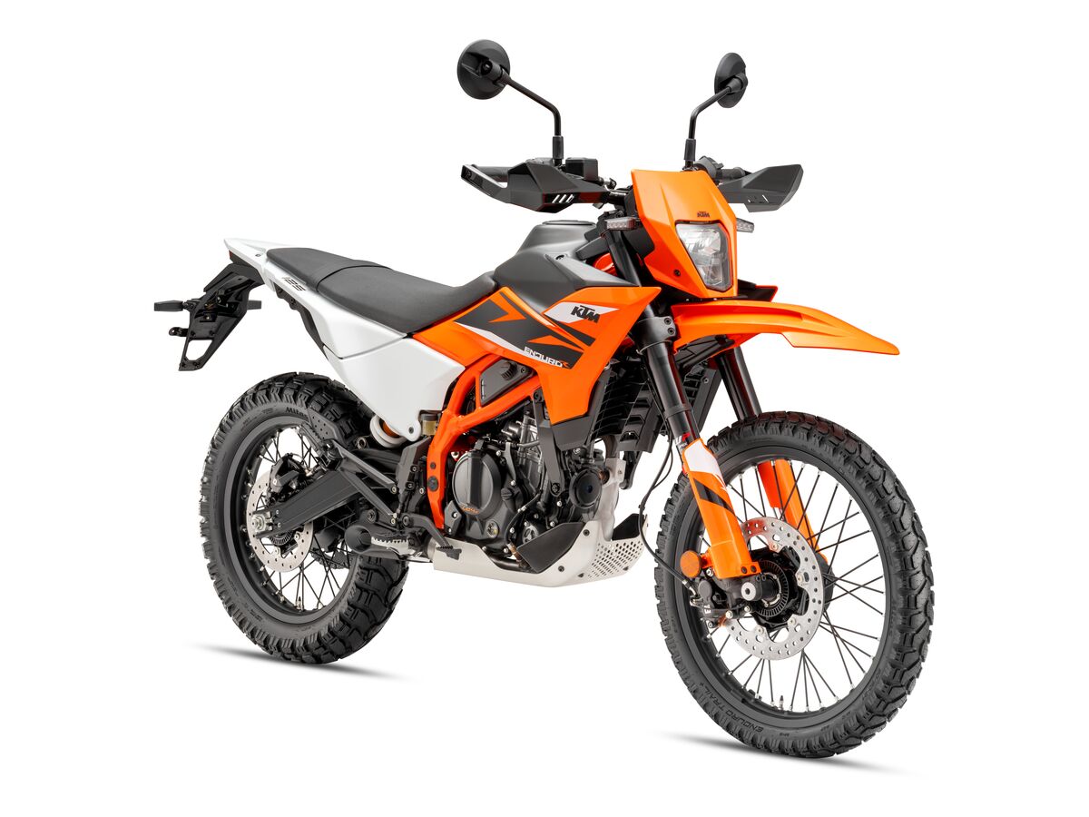 659793 MY25 KTM 125 ENDURO R STUDIO EU SPEC 45 Front Right 04 STUDIO EUROPE GLOBAL