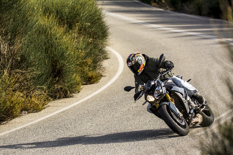 bmw s1000r action 2