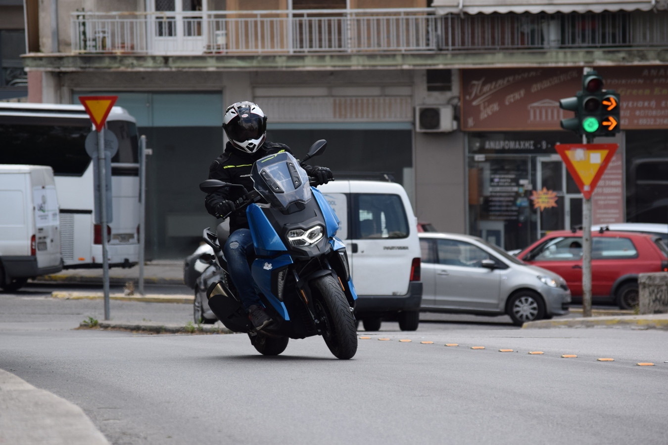 BMW C 400 X action 3