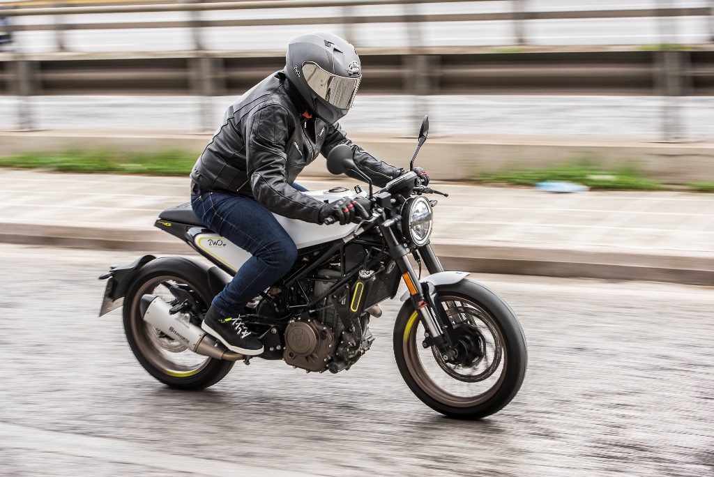 Husqvarna Vitpilen 401 action 3