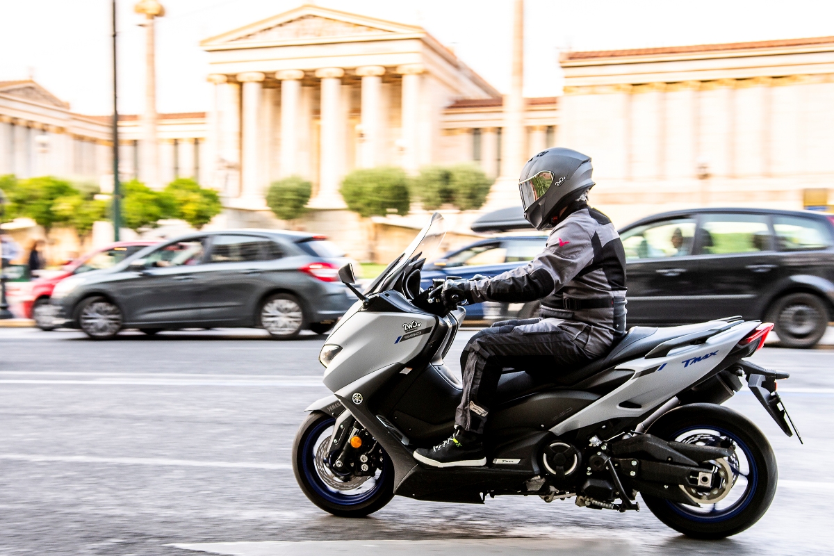 Yamaha TMAX 560 action 2