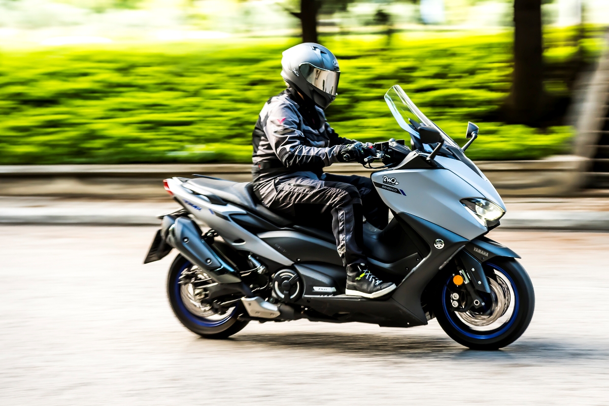 Yamaha TMAX 560 action 3