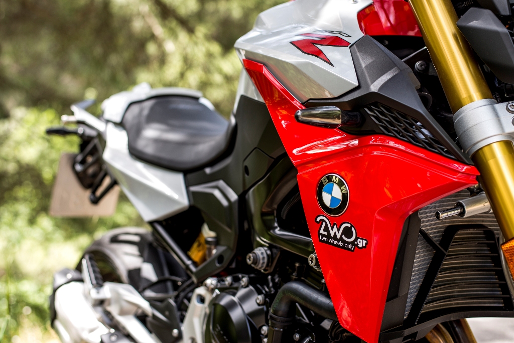 BMW F 900 R details 3