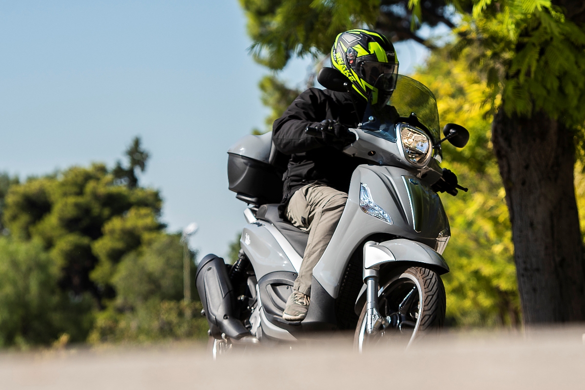 piaggio beverly 350 tourer action 6