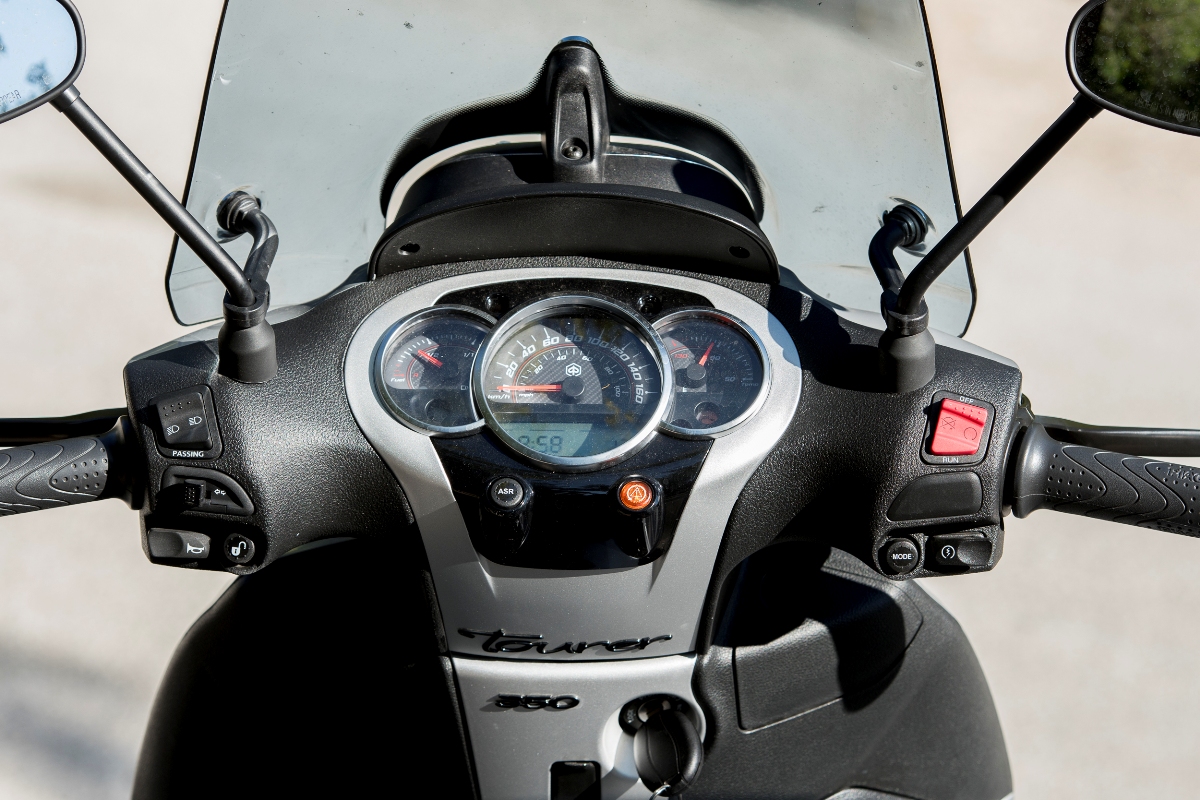 piaggio beverly 350 tourer details 2