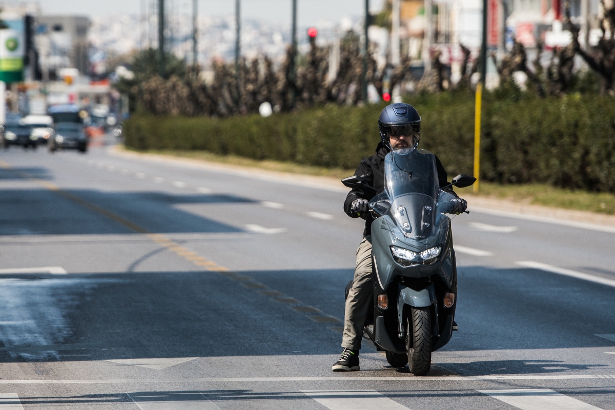 Yamaha NMAX 125 action 2