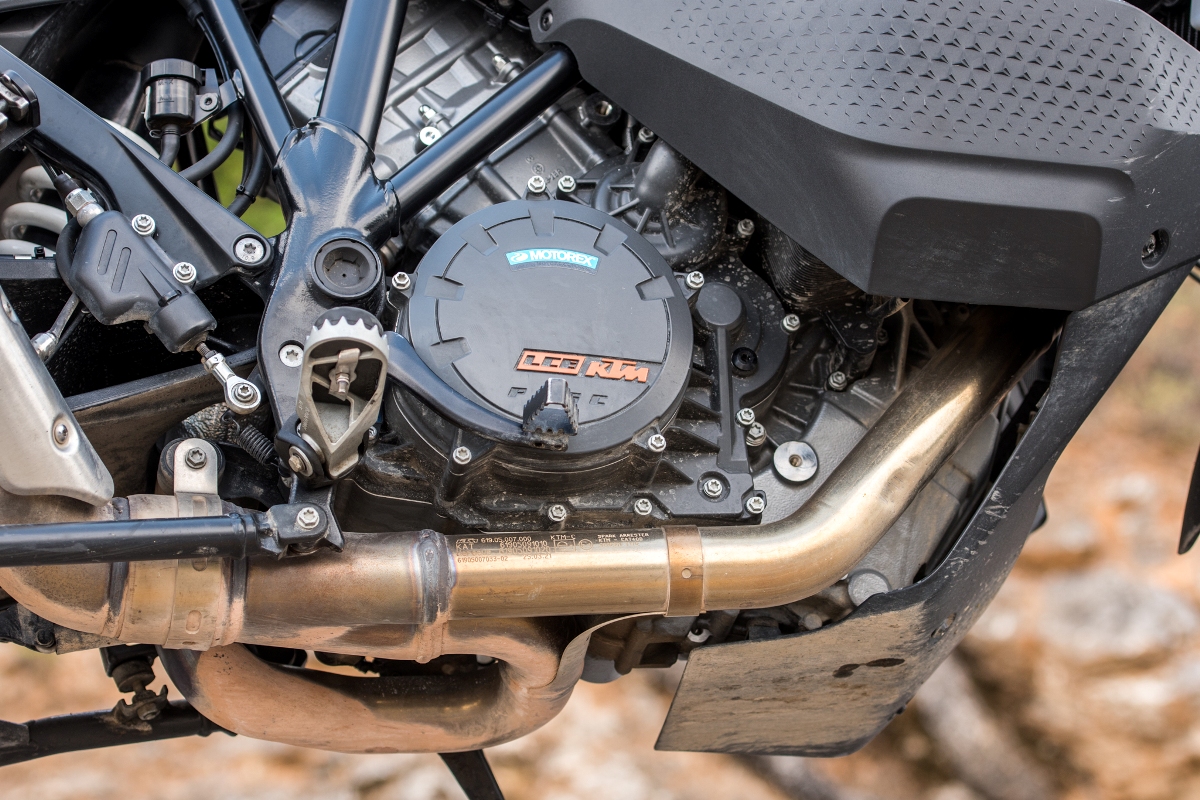 KTM 1290 Super Adventure S 2021 details 4