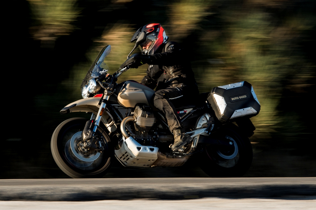 Moto Guzzi V85 TT Travel 2020 action 4
