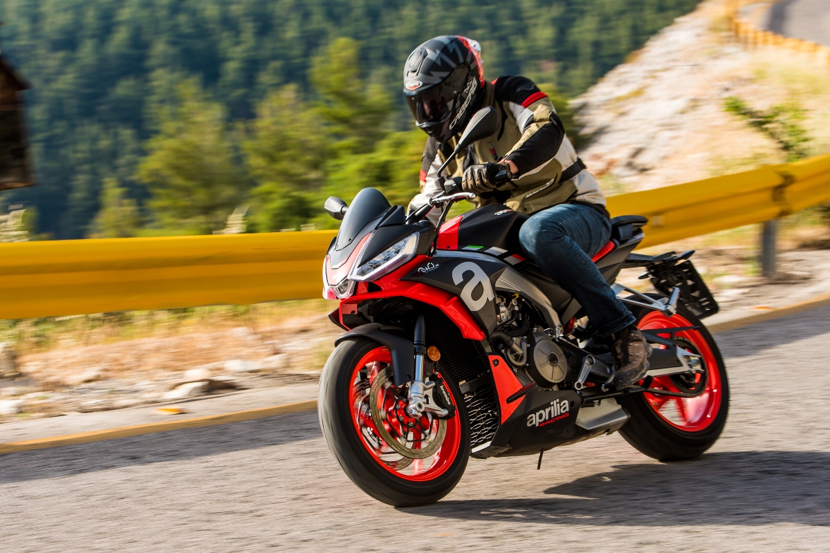 Aprilia Tuono 660 action 8