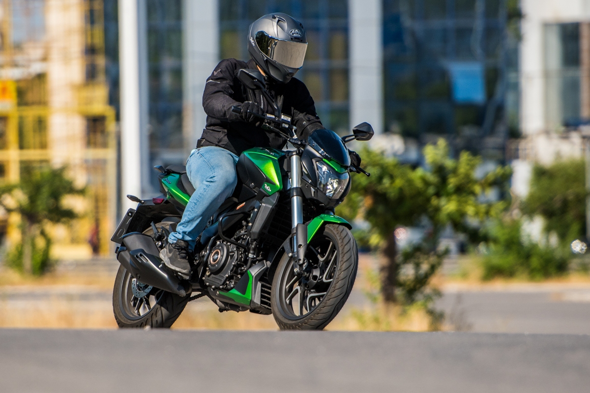 Bajaj Dominar 400 2021 action 2