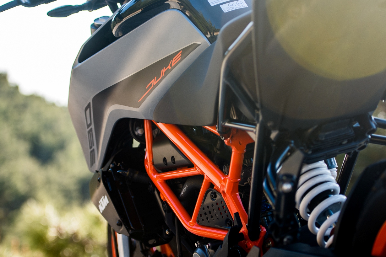 KTM 390 Duke 2021 details 1