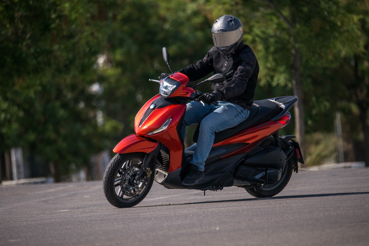 Piaggio Beverly 300 HPE 2021 action 6